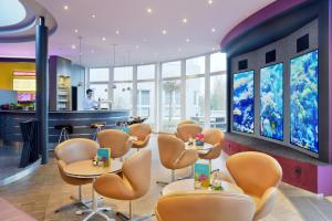 a waiting room with chairs and an aquarium at Bed’nBudget Expo-Hostel Dorms in Hannover