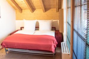 Postel nebo postele na pokoji v ubytování Alpenhaus Oberstdorf - Bergbahn unlimited inklusive