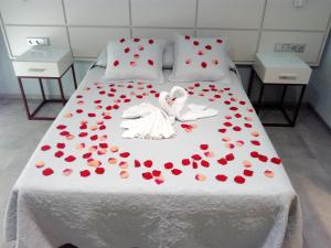 Postel nebo postele na pokoji v ubytování Hostal Loimar