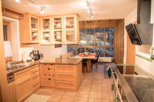 Kuchyň nebo kuchyňský kout v ubytování Alpenhaus Oberstdorf - Bergbahn unlimited inklusive