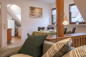ein Wohnzimmer mit einem Sofa und einem Tisch in der Unterkunft Ferienwohnung Am Waldrand in Dresden