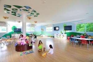 um grupo de crianças sentadas numa sala com brinquedos em Playa Blanca Beach Resort - All Inclusive em Playa Blanca