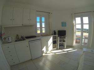 Kuchyňa alebo kuchynka v ubytovaní Ammos - Glyfada Sunset