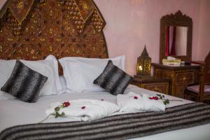 Postel nebo postele na pokoji v ubytování Riad Ghita Palace