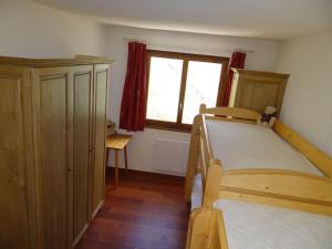 Un dormitorio con una litera y una ventana. en Arolles 303, en Arolla