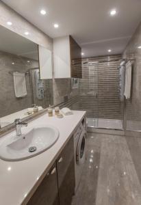 łazienka z umywalką i pralką w obiekcie Spacious & convenient place near Acropolis Museum by GHH w Atenach