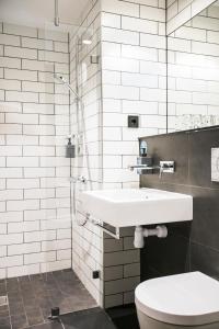 uma casa de banho com um lavatório e um WC em Comfort Hotel Kista em Estocolmo