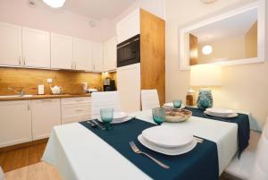 Kuchnia lub aneks kuchenny w obiekcie Apartamenty Bałtycka6