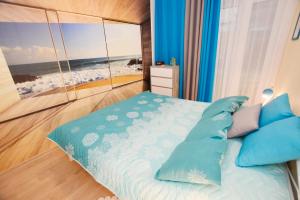 sypialnia z łóżkiem i widokiem na plażę w obiekcie Apartamenty Bałtycka6 w Kołobrzegu