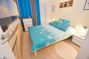 Łóżko lub łóżka w pokoju w obiekcie Apartamenty Bałtycka6