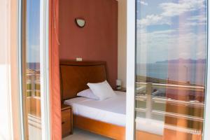 a small bedroom with a bed and a window at Restaurante Residencial Nova Cidade in Porto Novo +50 photos