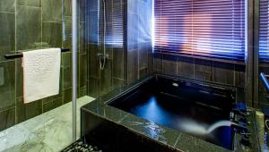 Bilik mandi di JSL hotel