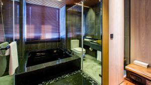 Bilik mandi di JSL hotel