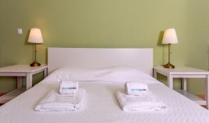 ラゴスにあるA03 - Central 1 Bed Apartmentのベッドルーム1室(白いベッド1台、タオル付)