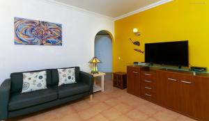 ラゴスにあるA03 - Central 1 Bed Apartmentのリビングルーム(ソファ、薄型テレビ付)