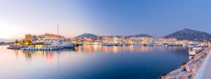 widok na port z łodziami w wodzie w obiekcie Atico Puerto Banus, Marbella w Marbelli +11 zdjęć