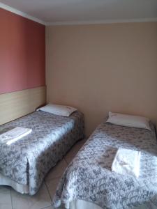 南雅拉瓜的住宿－Hotel Jovilá，一间客房内配有两张床的房间