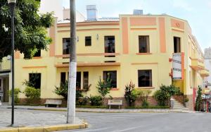 a yellow and orange building on a city street at Hotel Vitoria Marchi in Serra Negra