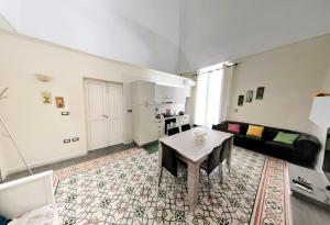 uma sala de estar com uma mesa e um sofá em Appartamento Manfredi em Manfredonia