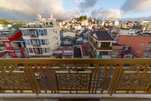 Balkón nebo terasa v ubytování An Phu Hotel Da Lat