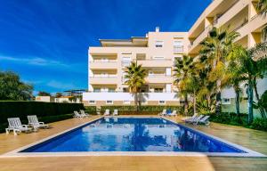 una piscina frente a un edificio en A05 - Luxury 1 Bed Fully Equipped with Pool en Lagos