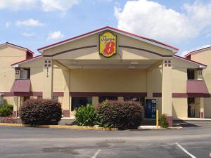 un restaurante de comida rápida con un cartel de krispy kreme en él en Super 8 by Wyndham Chattanooga/East Ridge en Chattanooga