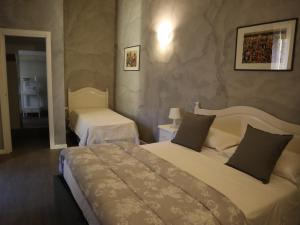 una camera con due letti in una camera da letto di Top Floor Navona a Roma