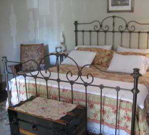 Postel nebo postele na pokoji v ubytování Backwoods Bed and Bath