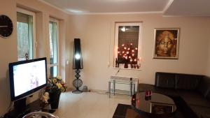 Televízia a/alebo spoločenská miestnosť v ubytovaní Apartament Maria