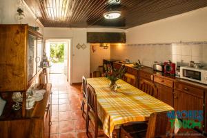 Nhà bếp/bếp nhỏ tại Hospedaria casa D'Avo +18 ảnh