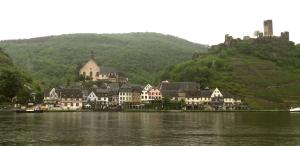 une ville sur la rive d'une masse d'eau dans l'établissement Gästehaus Burgberg, Weinhaus Fries, à Kattenes