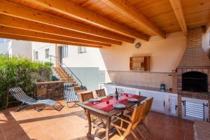 un patio con mesa, sillas y chimenea en Casa Jazmín en Santa Cruz de Tenerife