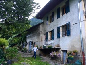 una donna in piedi davanti a un edificio di Domaine de la Safranière - Holiday Home a Saint-Léger