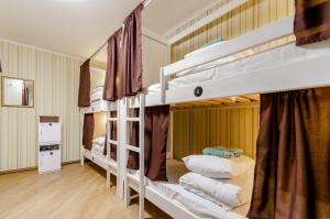 Двухъярусная кровать или двухъярусные кровати в номере Sun City Hostel 3