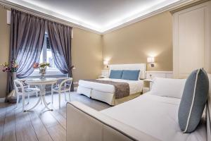 a hotel room with a bed and a table at B&B La Residenza Dell'Orafo in Florence