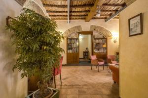 un couloir avec une chambre avec une usine dans un bâtiment dans l'établissement Residenza San Calisto, à Rome