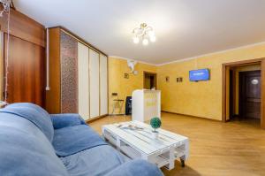 - un salon avec un canapé bleu et une table dans l'établissement Sun City Hostel 3, à Kiev