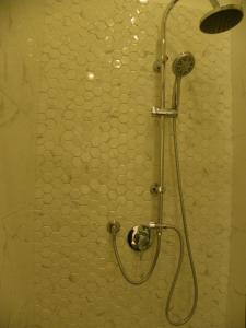y baño con ducha con cabezal de ducha. en Gelsomino 74, en Florencia
