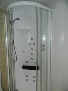 デルテブレにあるLo Rallのバスルーム(ガラスドア付きのシャワー付)