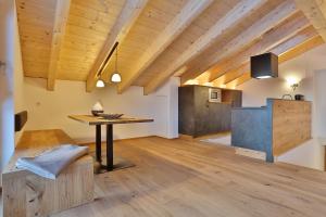 a living room with a table and a kitchen at Arvenhof in Serfaus
