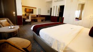 Una cama o camas en una habitación de Great Wall Hotel