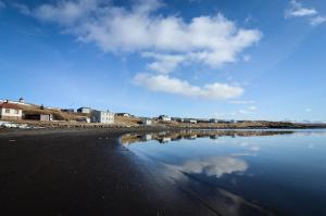 eine Spiegelung des Himmels im Wasser an einem Strand in der Unterkunft Dalakot Búdardal in Búðardalur + 9 Fotos