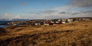 eine Gruppe von Häusern auf einem Hügel in der Unterkunft Dalakot Búdardal in Búðardalur