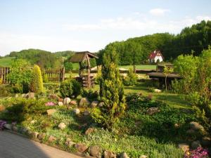 un jardín con rocas y cenador en U Ewy i Grzesia, en Krzeszna