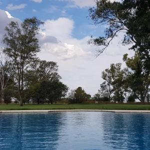 Der Swimmingpool an oder in der Nähe von Hotel Rural La Pampeana