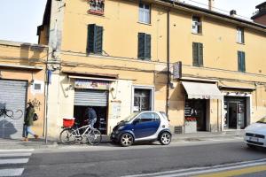 ボローニャにあるMonolocale porta San Vitaleの路脇に停車した小型車