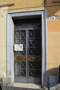 ボローニャにあるMonolocale porta San Vitaleの看板の建物への扉