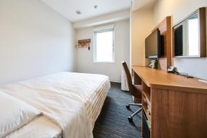Super Hotel Mihara Ekimae的电视和/或娱乐中心