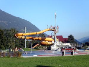 eine große Wasserrutsche in einem Park in der Unterkunft Ranacherhof in Obervellach