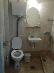 a small bathroom with a toilet and a sink at Central Mark-Δωμάτια Διαμερίσματος in Volos